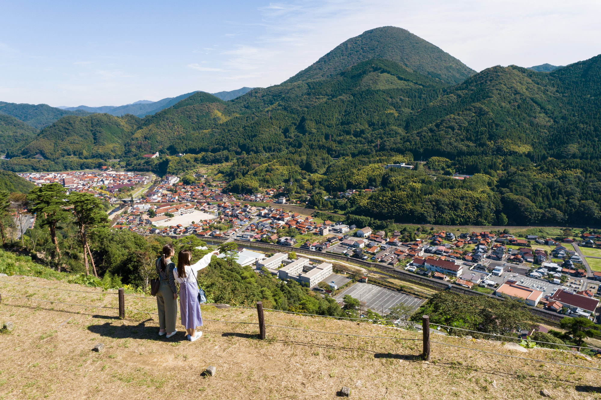 津和野城跡から城下町を眺めている女性２人の写真