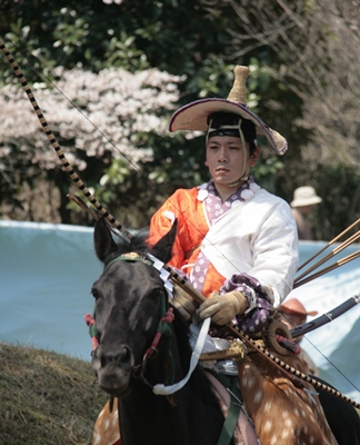 流鏑馬 乗馬する場面