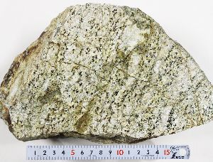 日本最古の岩石（25億年前の花崗片麻岩）